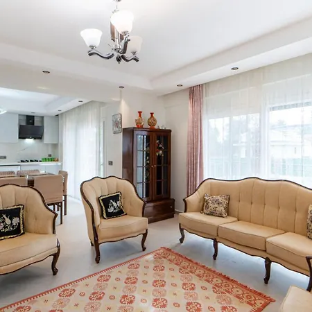 וילה Huge Triplex W Pool And Garden In