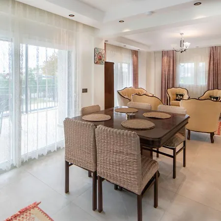 Huge Triplex W Pool And Garden In