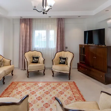 Huge Triplex W Pool And Garden In וילה *
