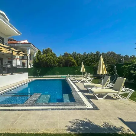 Huge Triplex W Pool And Garden In
