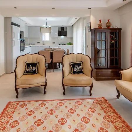 Huge Triplex W Pool And Garden In וילה