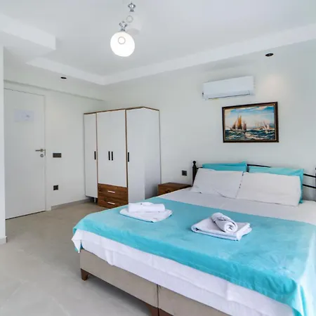 Vilă Huge Triplex W Pool And Garden In