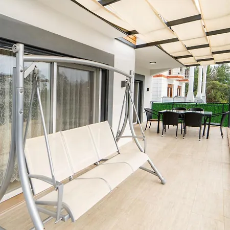Vilă Huge Triplex W Pool And Garden In *