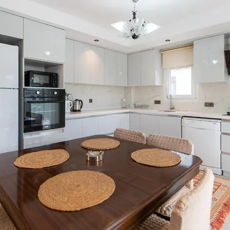 Huge Triplex W Pool And Garden In