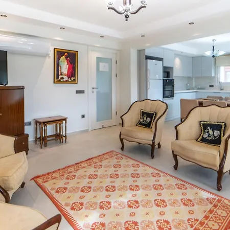 Villa Huge Triplex W Pool And Garden In
