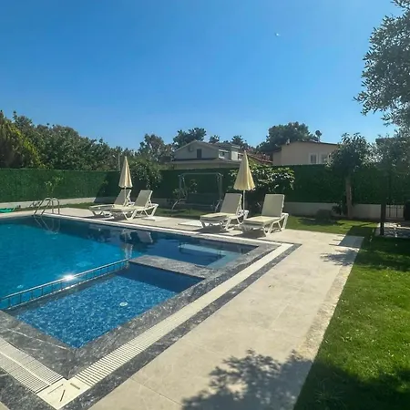 Huge Triplex W Pool And Garden In فيلة