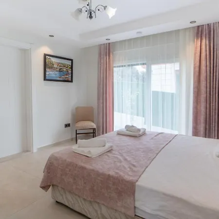 Huge Triplex W Pool And Garden In *